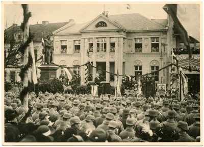 Iškilmingos pamaldos, skirtos 1915 m. kovo mėn. įvykiams paminėti, laikytos prie kaizerio Vilhelmo I paminklo, Klaipėdoje, 1916 m.