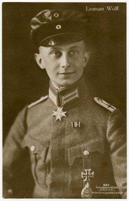Atvirukas su lakūno Kurto Volfo (Kurt Wolff) atvaizdu – karo lauko paštu siųstas atvirukas, 1917 m.