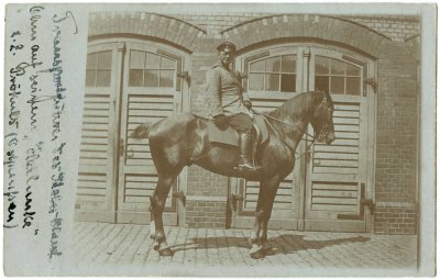 Transportavimo vadovas ant žirgo Priekulėje – karo lauko paštu tėvo siųstas atvirukas dukrai, 1915 m.