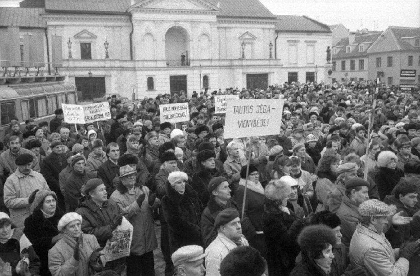 Mitingas, palaikantis Lietuvos komunistų partijos atsiskyrimą nuo Tarybų Sąjungos. Klaipėdos Teatro aikštė, 1989 m.