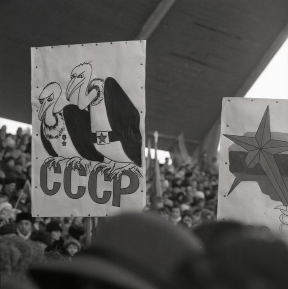 Plakatai su grifais, vaizduojančiais Sovietų Socialistinių Respublikų Sąjungą.  Vasario 16-osios mitingas Klaipėdos vasaros estradoje. 1989 m.