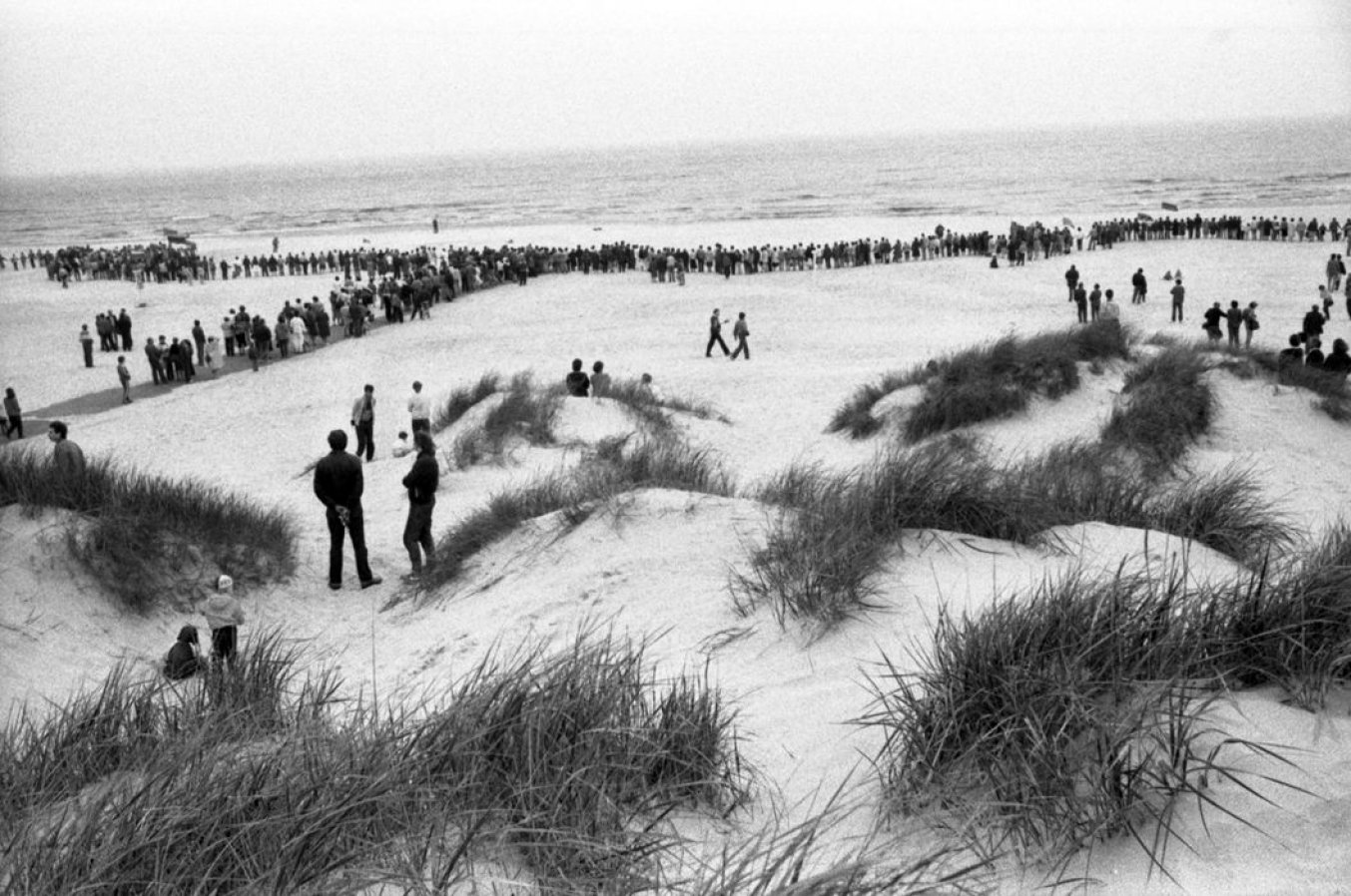 Mitingas Šventosios paplūdimyje.  Ekologinė–politinė akcija „Apjuoskime Baltiją rankomis“, 1988 m.