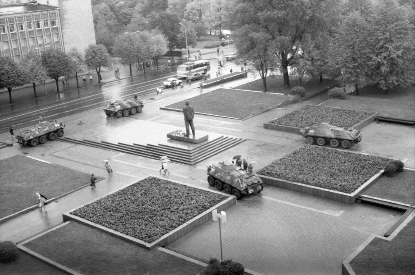 Sovietų armijos šarvuočiai saugo paminklą Lenino aikštėje (dabar – Atgimimo a.). 1990 m.