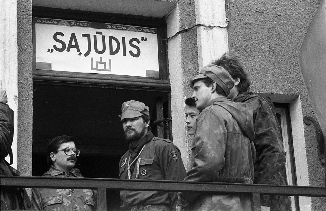 Sąjūdžio būstinėje registruojami Krašto apsaugos savanoriai. Klaipėda, 1990 m.