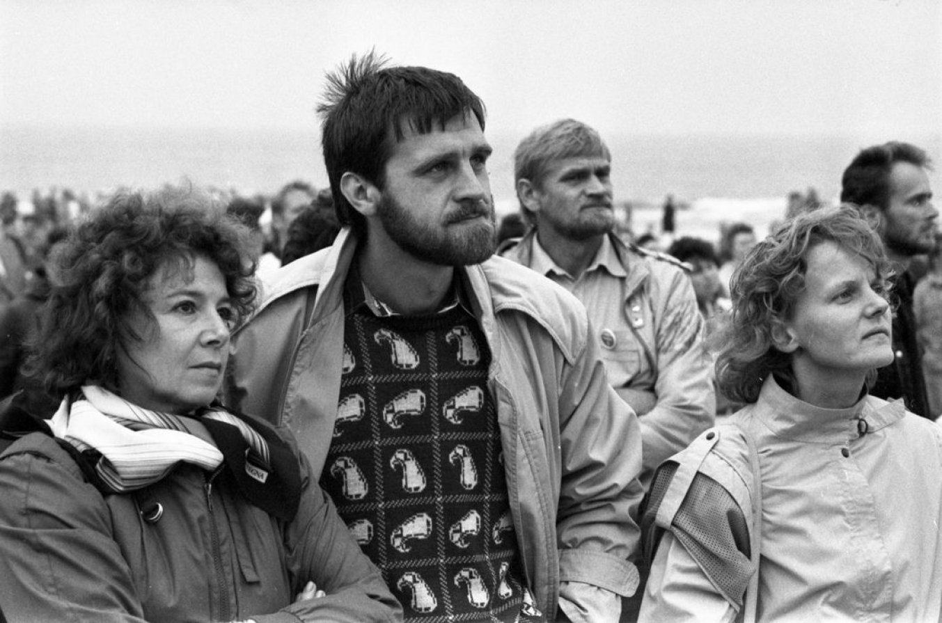 Ekologinę–politinę akciją „Apjuoskime Baltiją rankomis“ stebi žurnalistai Gediminas Pilaitis ir Aušra Pilaitienė. 1988 m.