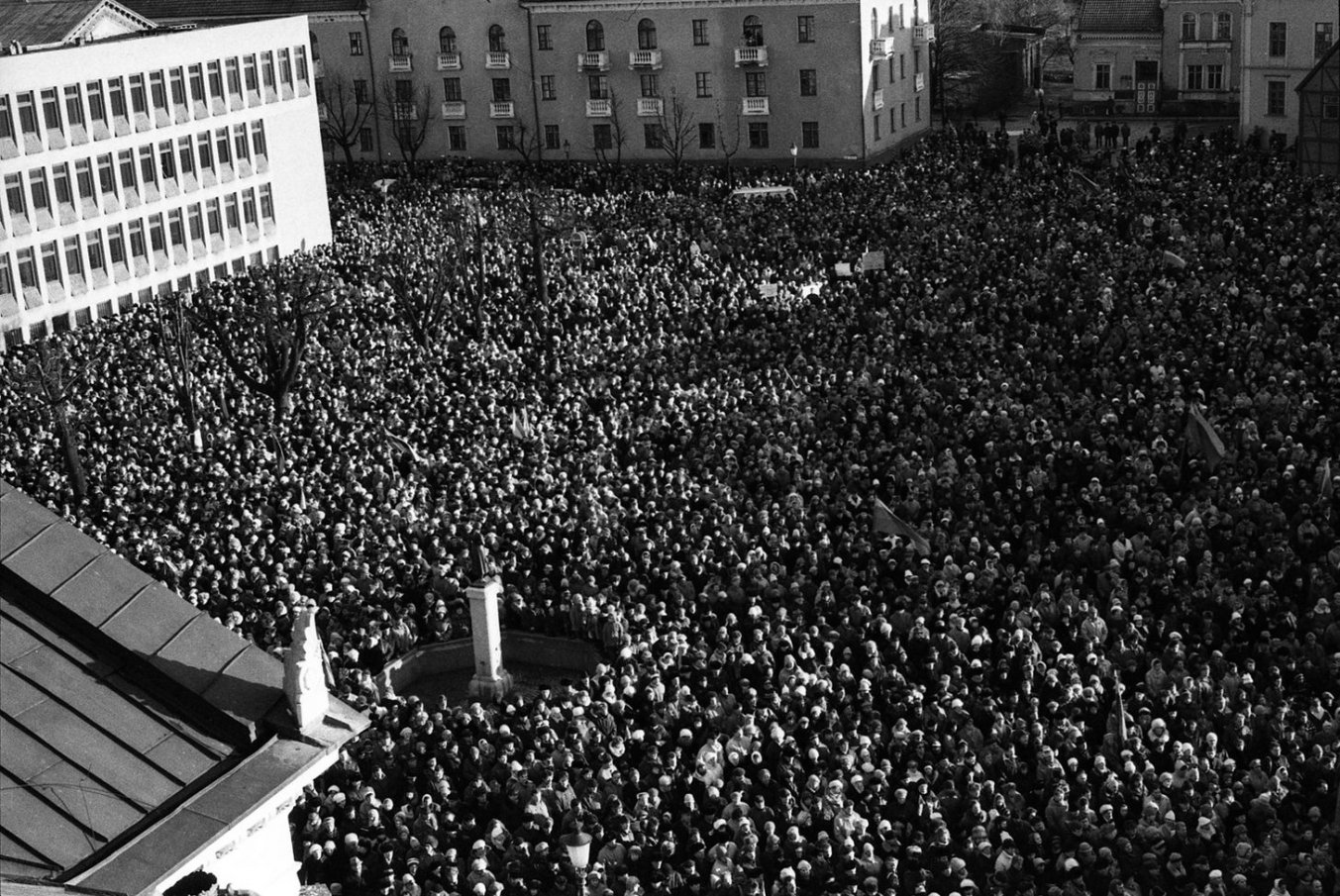 Tūkstančiai klaipėdiečių sausio 13-ąją Teatro aikštėje. Klaipėdos Teatro aikštė. 1991 m. sausio 13 d.