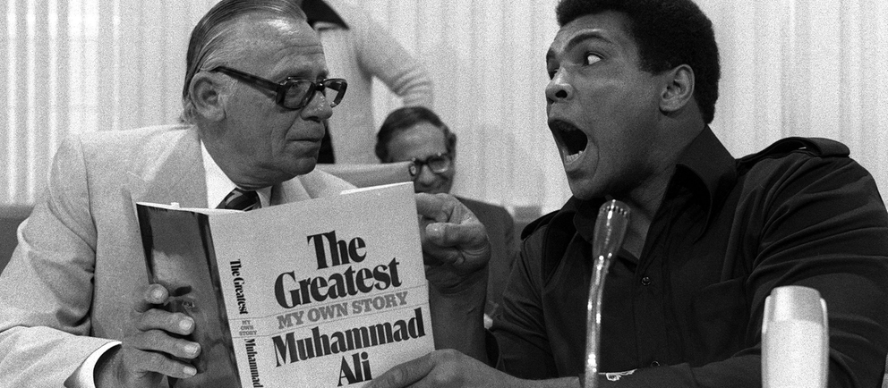 Pažvelgus į archyvus. Leidėjas Willy Droemeris (kairėje) kartu su bokso legenda Muhammadu Ali. Frankfurto mugėje Ali biografijos pristatyme 1975 m. Bild © picture-alliancedpa ( Pažvelgus į archyvus. Leidėjas Willy Droemeris (kairėje) kartu su bokso legenda Muhammadu Ali. Frankfurto mugėje Ali biografijos pristatyme 1975 m. Bild © picture-alliancedpa (