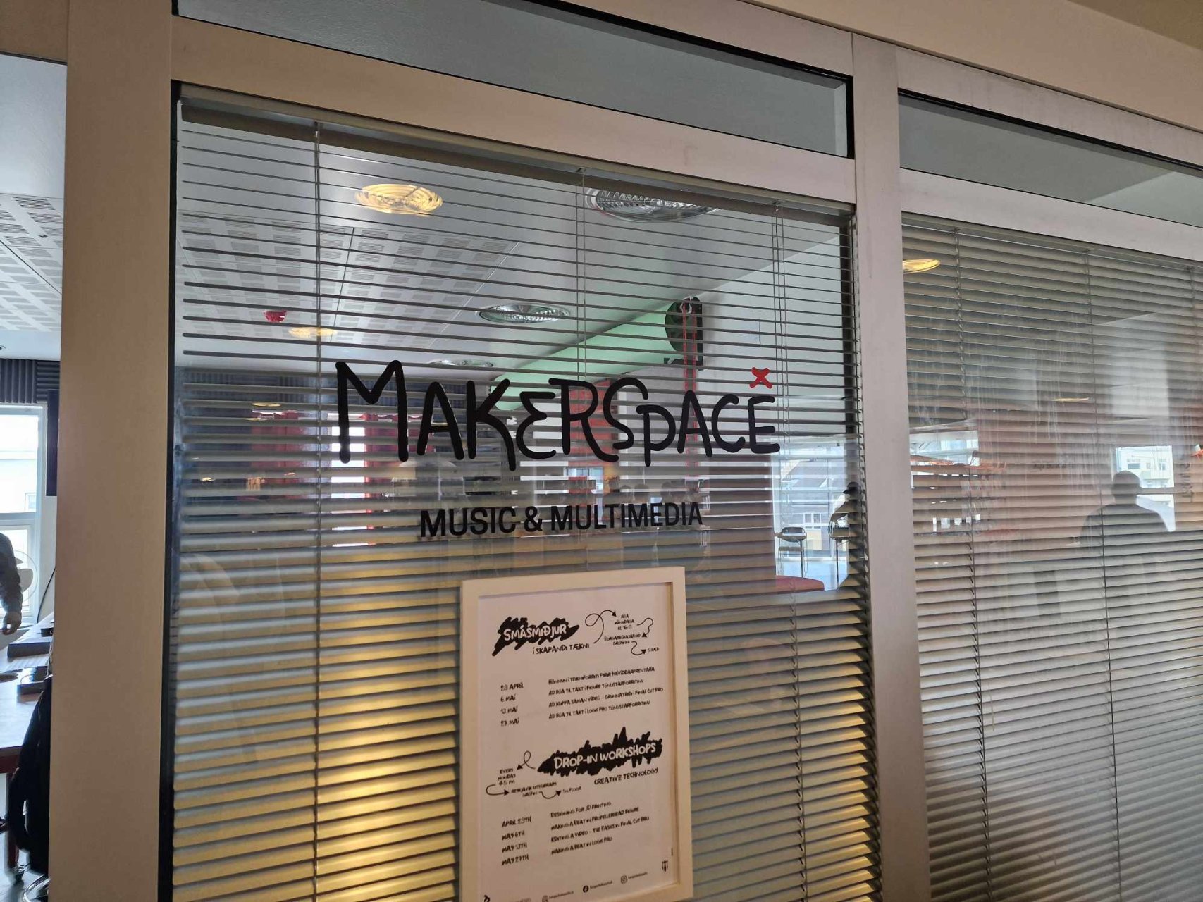 Reikjaviko miesto centrinė biblioteka Grófinni. Sukurta MakerSpace, su muzikos kūrėjams, grafikos dizaineriams pritaikytomis programomis. Reikjaviko miesto centrinė biblioteka Grófinni. Sukurta MakerSpace, su muzikos kūrėjams, grafikos dizaineriams pritaikytomis programomis.