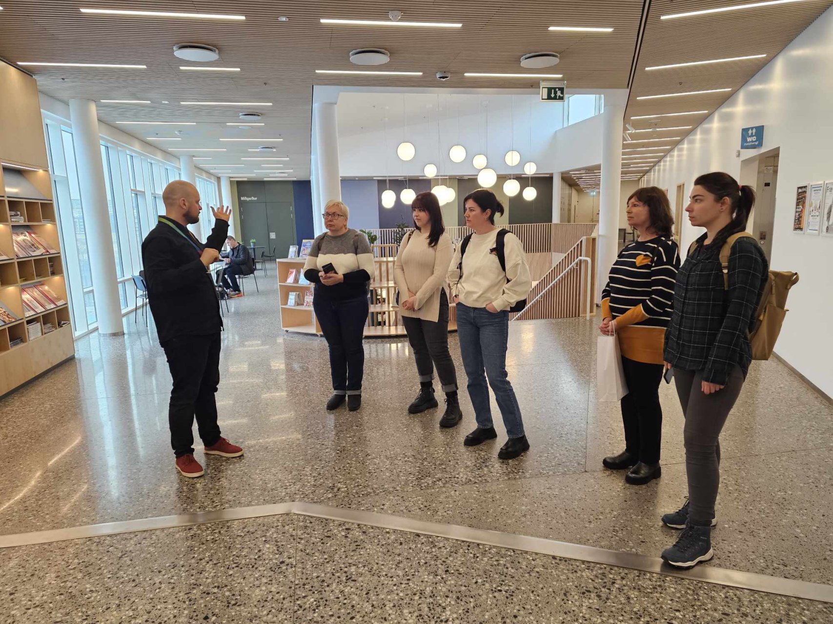 Reikjaviko mieto biblioteka Úlfarsárdalur filialas. Bibliotekos darbuotojas pažindina su erdvėmis 